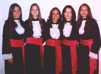  Dra. Tha�s Ribeiral Vieira e amigas na sua formatura.